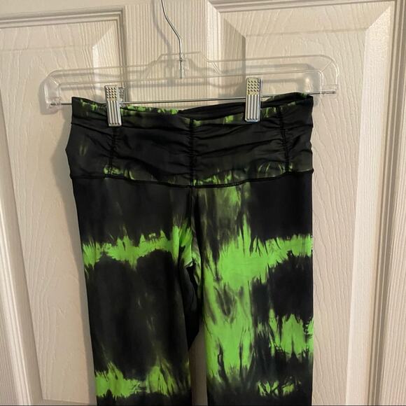 Shape Up Fitness Black & Green Tie Dye Capri Leggings Women's Approx Size Small - Picture 4 of 5